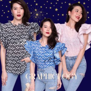 (PROMOTION) V2 Chic on Graphic Pleat Top เสื้ออัดพลีท ลายกราฟิกเก๋ๆ ลายLL เสื้อพลีท แขนระบายสุดเก๋ ช่วงแขนเด้งเพิ่ม