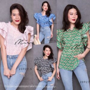 Chic on Graphic Pleat Top เสื้ออัดพลีท ลายกราฟิกเก๋ๆ ลายLL เสื้อพลีท แขนระบายสุดเก๋ ช่วงแขนเด้งเพิ่ม volume