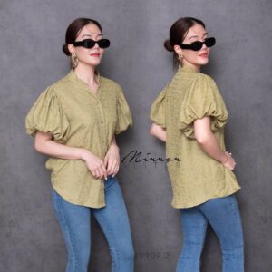 (นางแบบ ใส่ ชุด ขาย) PoP TeXTuRe Puff SLeeVe Top – เสื้อแขนพอง เนื้อผ้ามีเท็กซ์เจอร์ ผ่าหน้ากระดุม ดีเทลเก๋