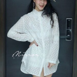 (Whitetheme) v1 SW CooL White Snow LonG ToP เสื้อลูกไม้สีขาว เสื้อคอตั้งลูกไม้ น่ารัก เสื้อตัวยาวกระดุมหน้า แต่งลูกไม้