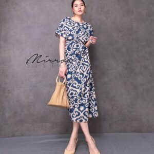 (นางแบบ ใส่ ชุด ขาย) Art Kanok Dress เดรสแขนสั้นลายผ้าอาร์ตๆ แขนพับ ดีไซน์ชิคๆ ทรงปล่อยต่อผ้าด้านข้าง